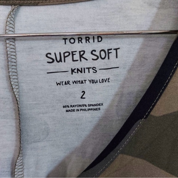 TORRID 2XL camo top v-neck - Picture 3 of 5